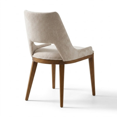 Ein lakonischer, moderner Stuhl mit hohen Beinen aus Holz und Polsterung in einer angenehmen, hellen cremefarbenen Farbe für das Esszimmer