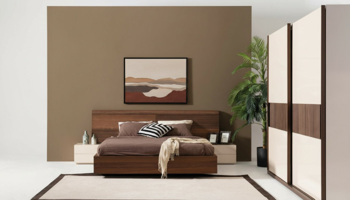 Stilvolles modernes Bett mit zwei Nachttischen aus Naturholz