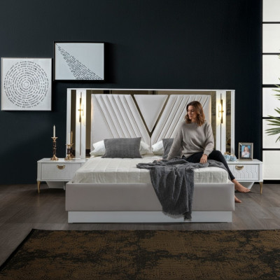 2-Schlafzimmerbett mit Goldverzierungen und passenden Nachttischen