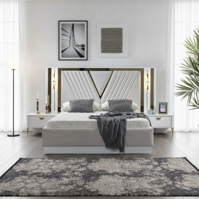 2-Schlafzimmerbett mit Goldverzierungen und passenden Nachttischen