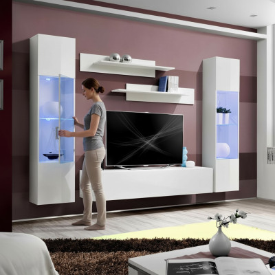 Moderna lesena TV enota z visečo vitrino