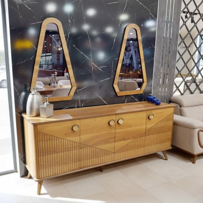Stilvolle Braune Anrichte Luxus 4-Türige Holzkommode Robuste Holz Möbel