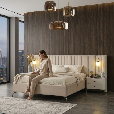 Obložena pohištvena garnitura za belo spalnico z elegantno zakonsko posteljo in 2 nočnima omaricama