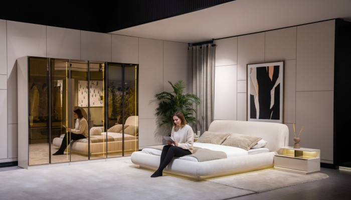 Luxuriöse Schlafzimmer Möbel Polsterbett Nachtkonsolen Glasschrank 4tlg
