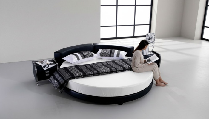 Sodobna črna postelja z elegantnimi detajli in klopjo