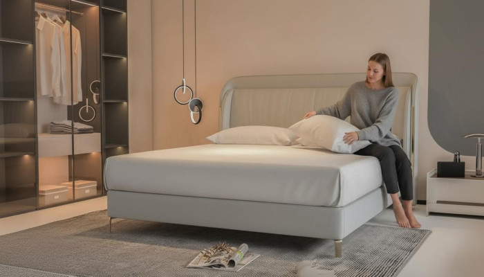 Sodobna luksuzna postelja z elegantno zlatim vzglavjem v sivi barvi