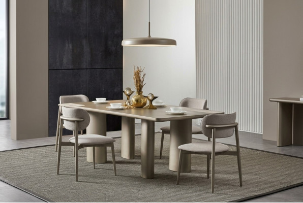Eleganten bež miza z lesenimi nogami in 4 stoli iz blaga