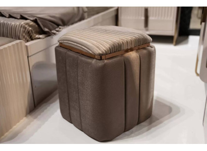 Moderner Hocker aus Holz in Beige, stilvoll und langlebig