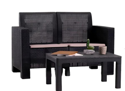 Stilvolles 2-teiliges Gartenmöbel-Set: 2-Sitzer-Sofa und Couchtisch.