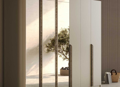 Stilvoller Beiger Kleiderschrank Holz Glasschrank Stauraumschrank